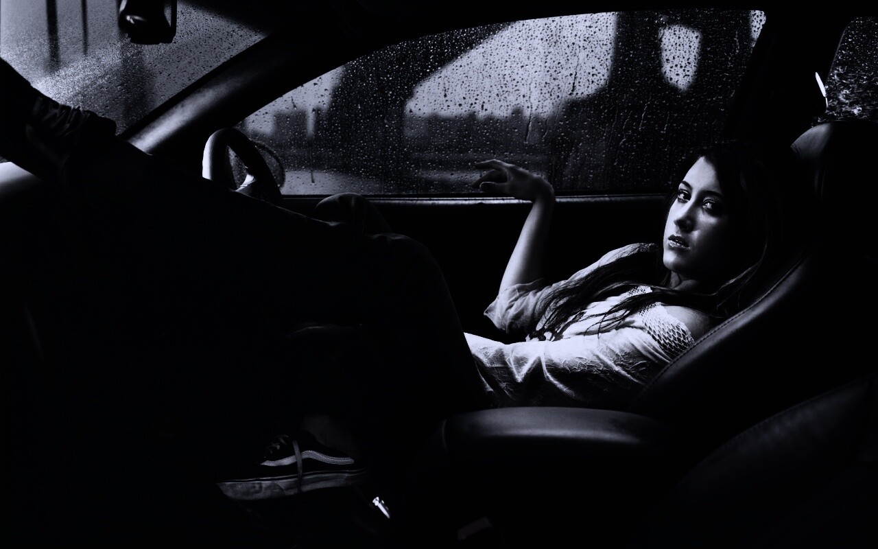 Девушка в автомобиле обои