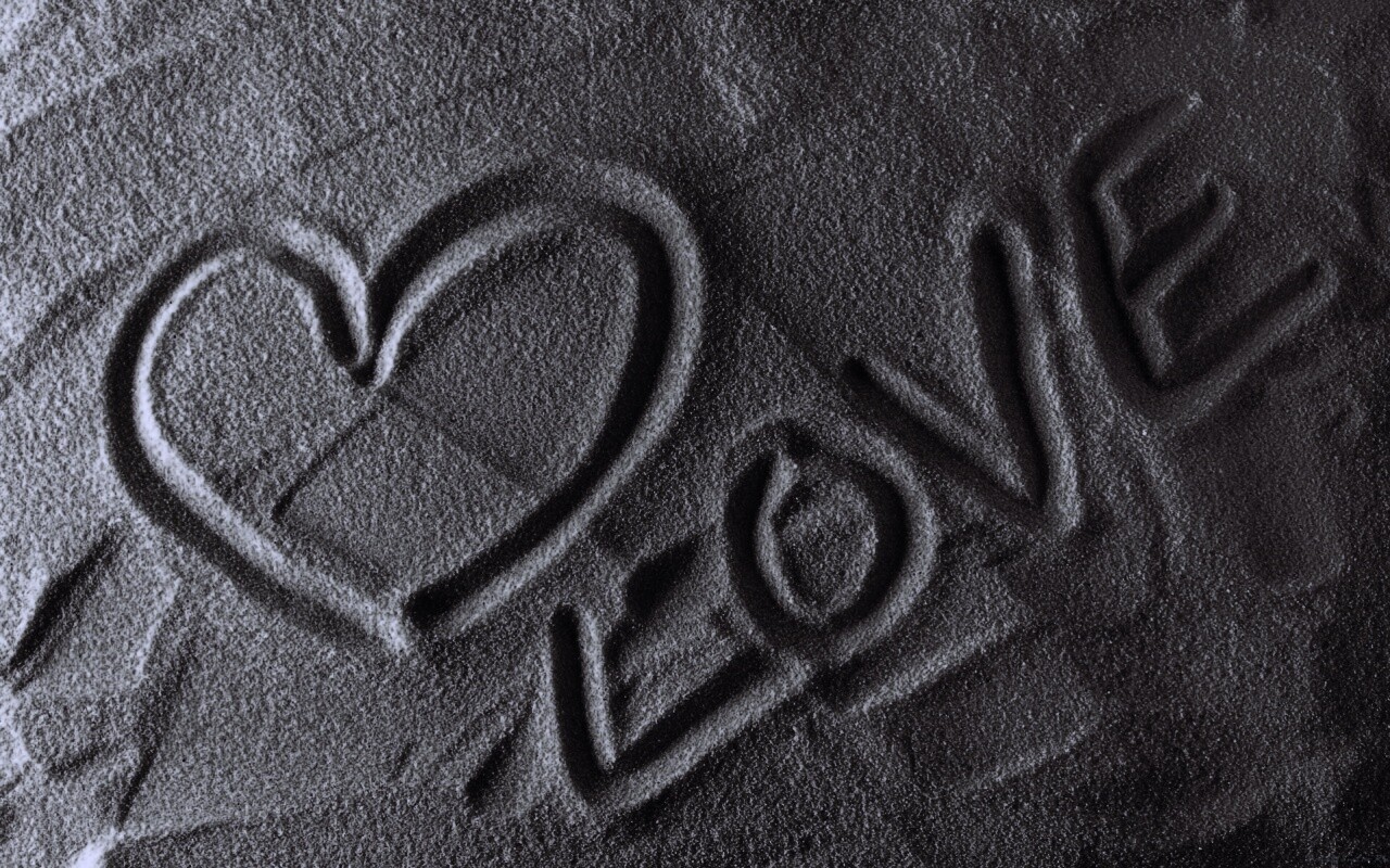 Любовь на песке обои