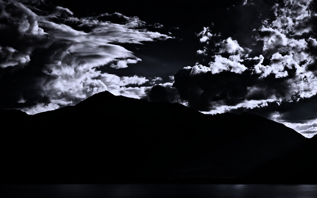 Свет на склонах гор обои