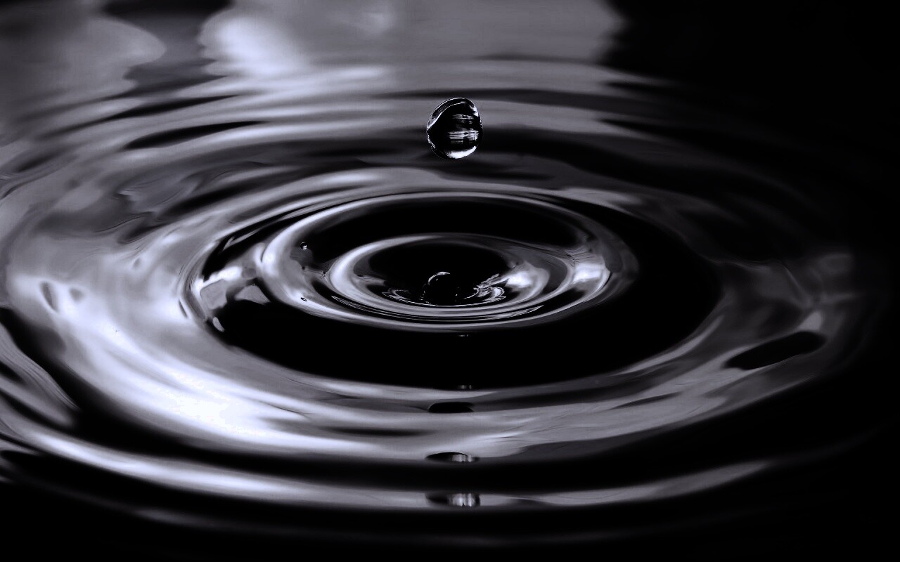 Капля падает в воду обои