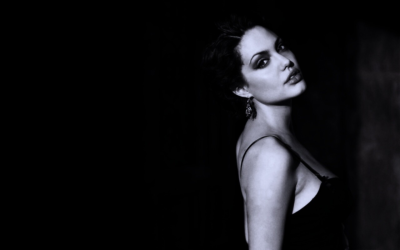 Анджелина Джоли в черном платье обои