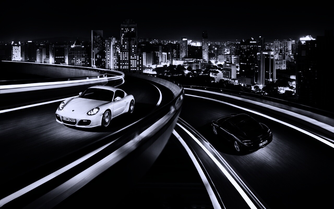 Черный и белый Porsche на автомагистрале. обои