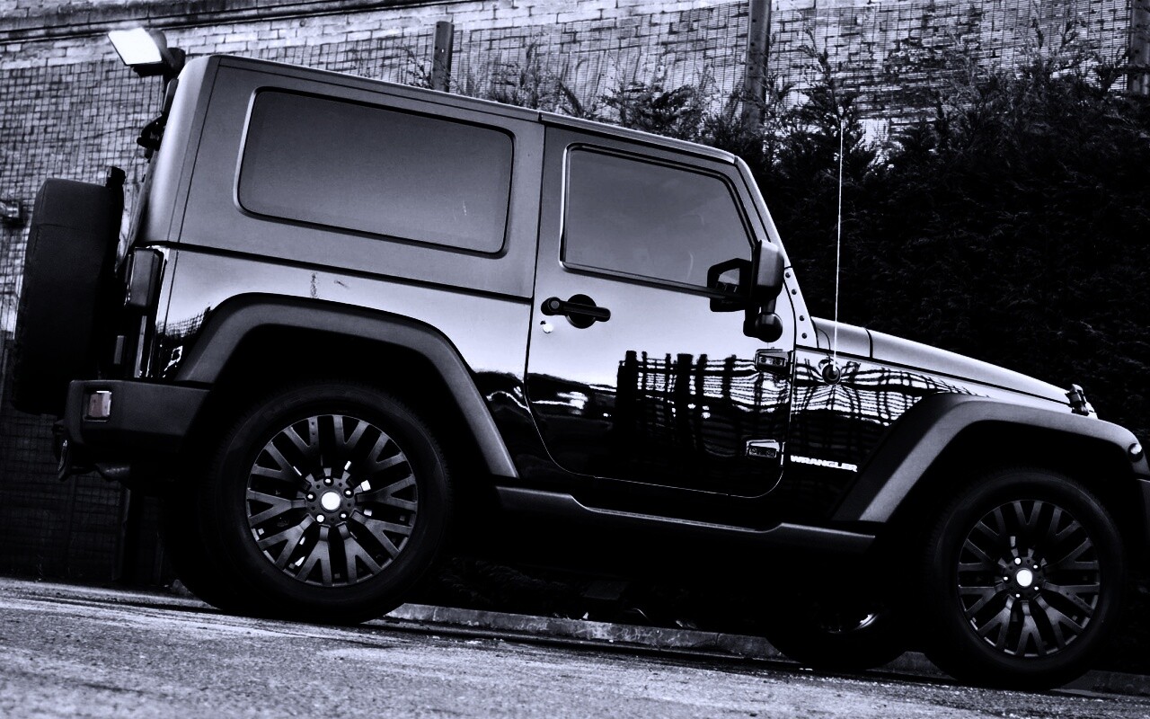 Черный внедорожник обои