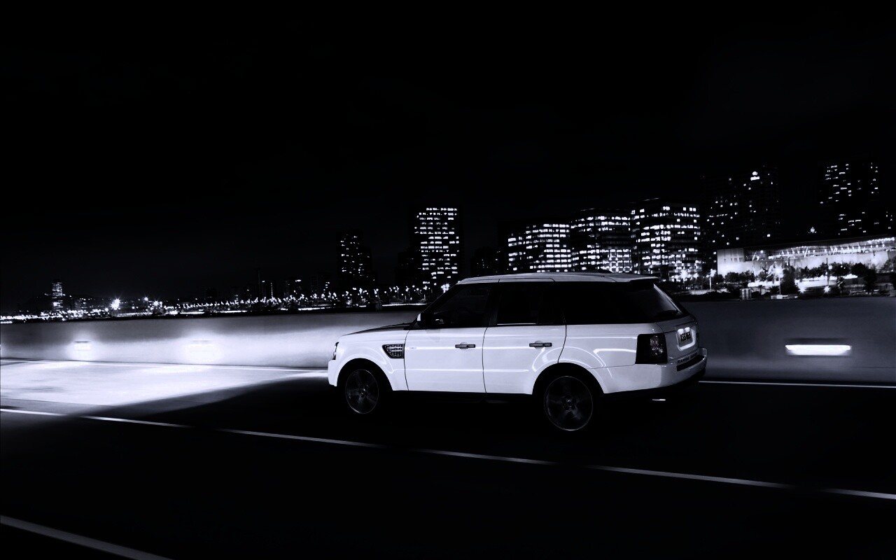 Рендж ровер на трассе обои