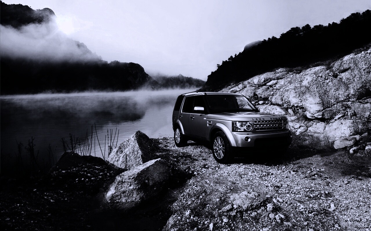 Range rover в горах у реки обои