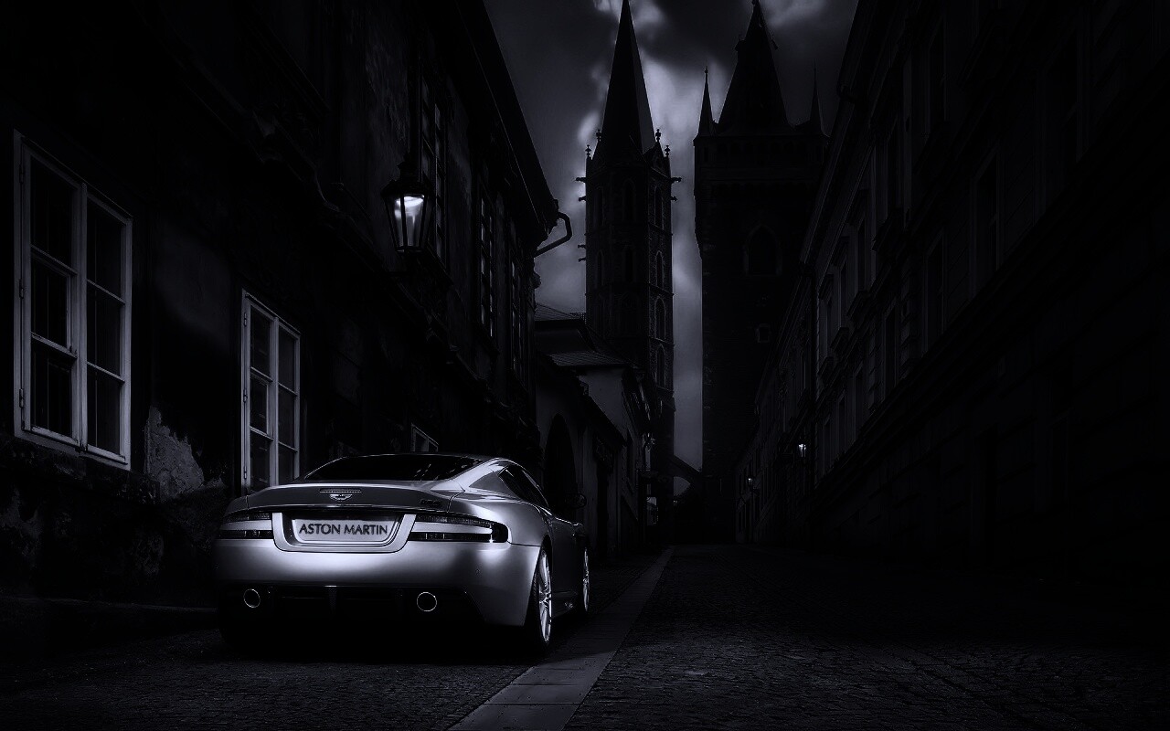 Aston Martin в старинном городе обои