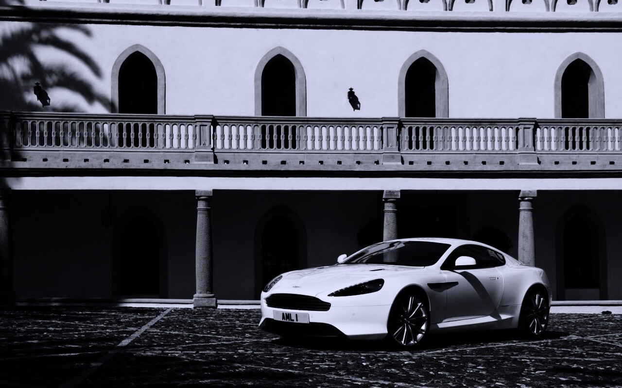 Астон Мартин в дворике дома обои