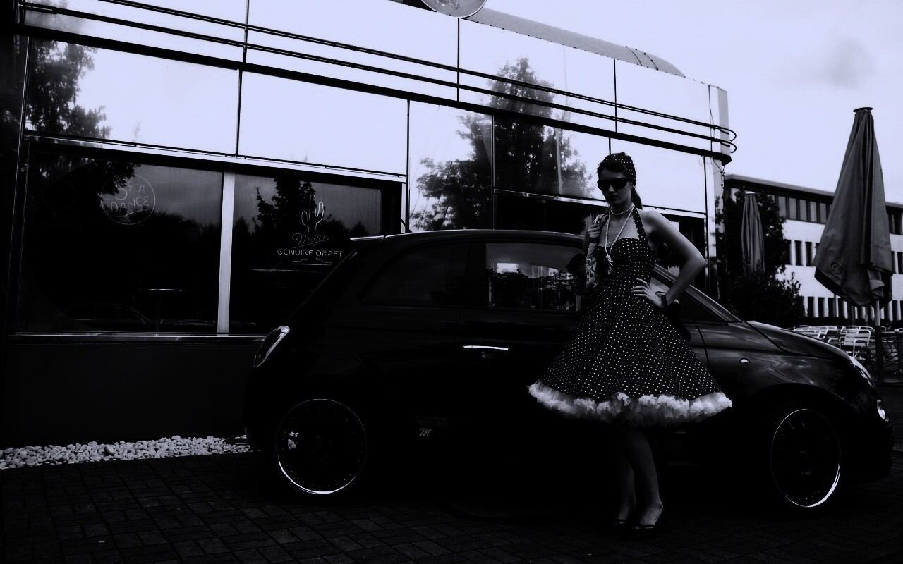 Fiat 500 и девушка обои