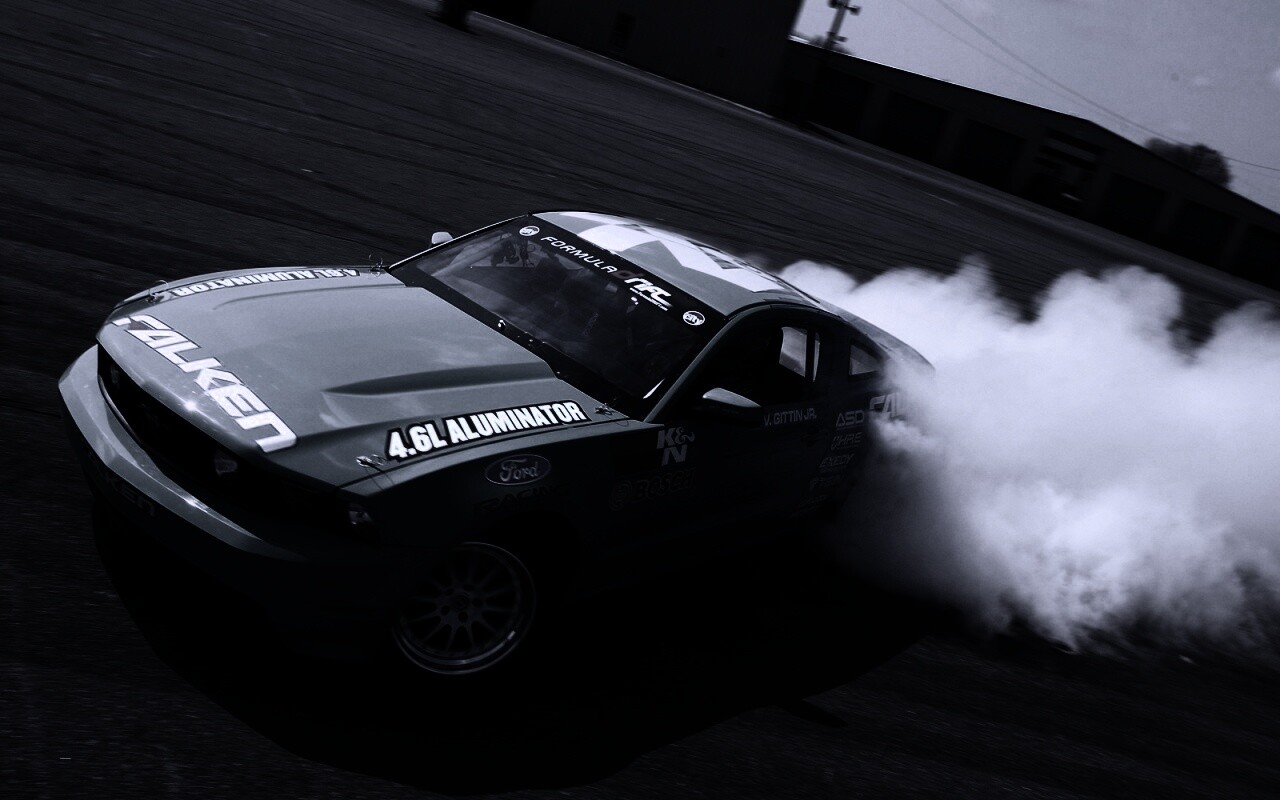 Мустанг дрифтует обои