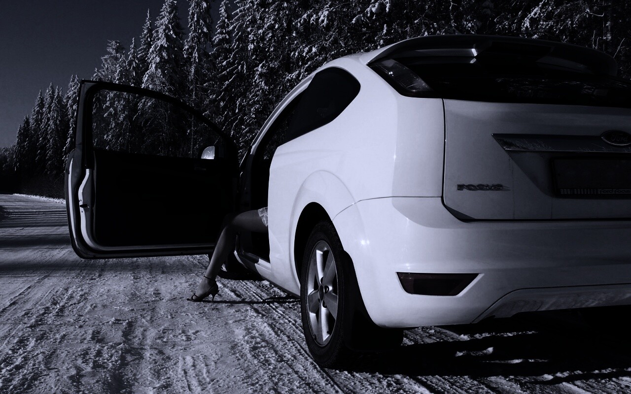 Девушка выходит из Ford Focus обои