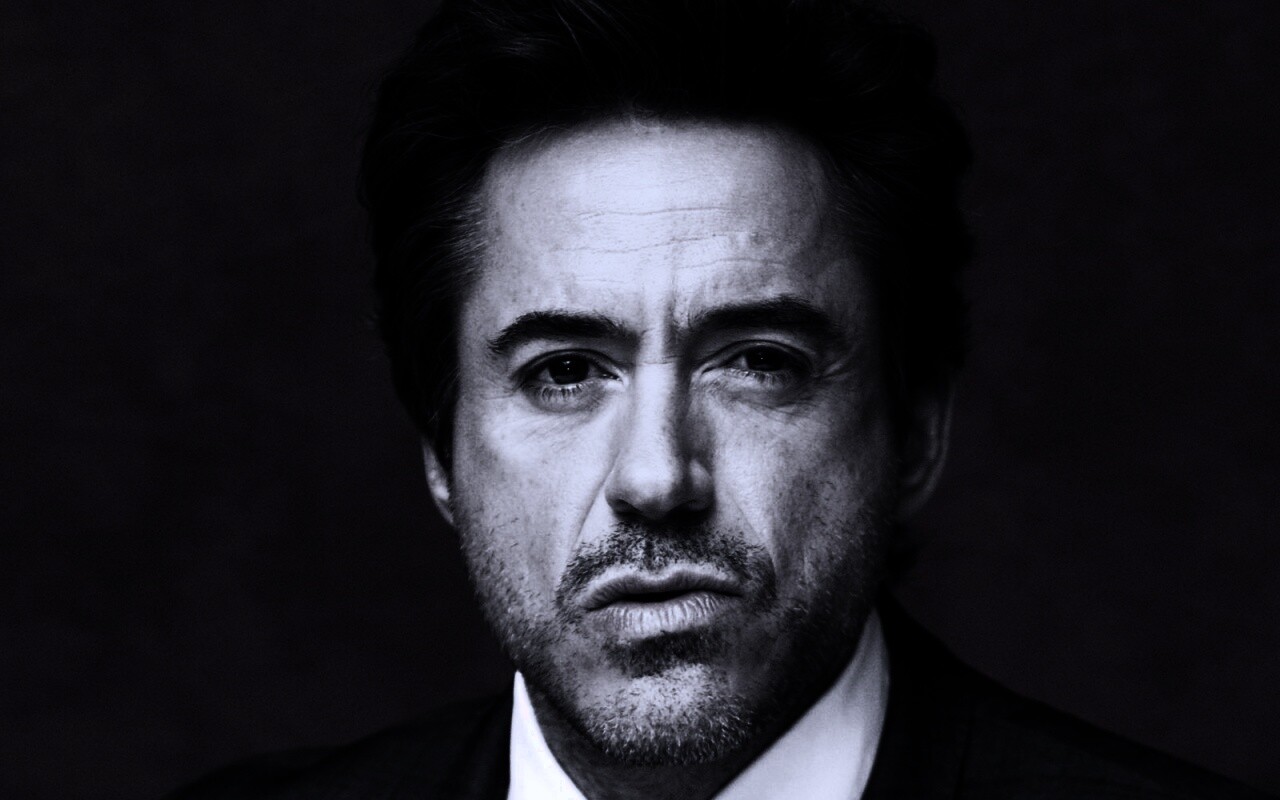 Роберт Дауни младший что-то подозревает обои