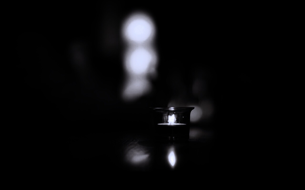 Свеча во тьме обои