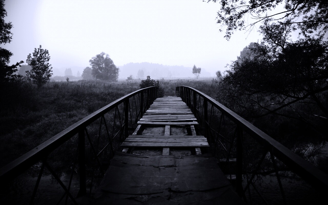 Старый мост на черно-белом фото обои