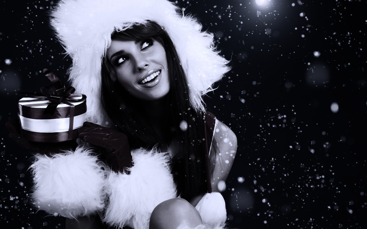 Девушка с новогодним подарком обои