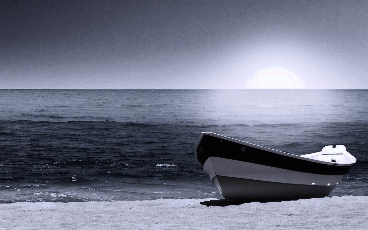 Лодка на пляже обои