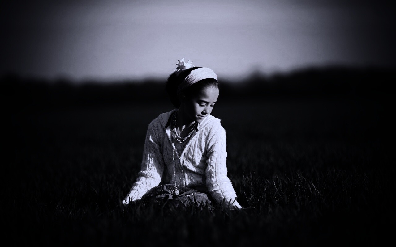 Девочка на траве обои