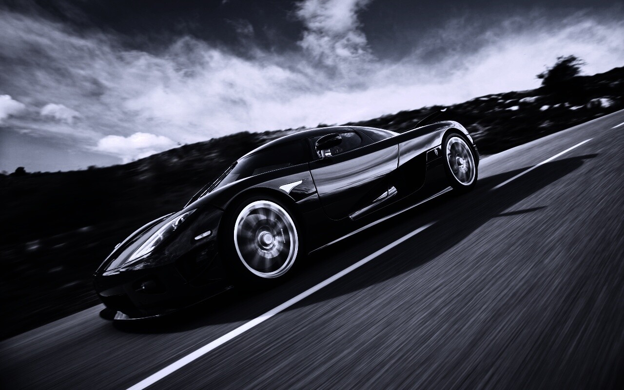 Автомобиль Koenigsegg мчится по трассе обои