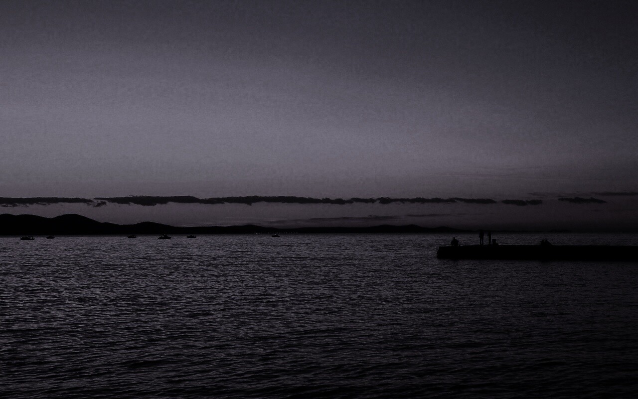 Одинокая пристань на озере обои