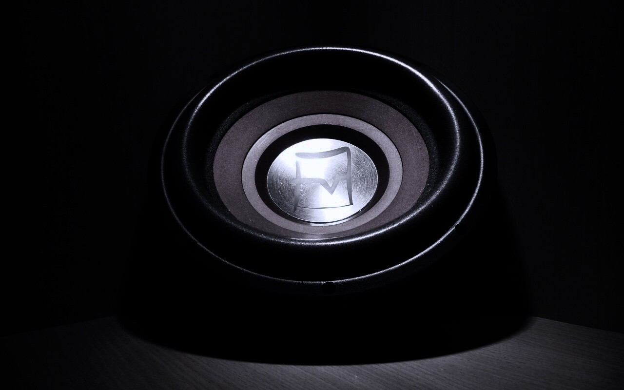 Сабвуфер в углу обои