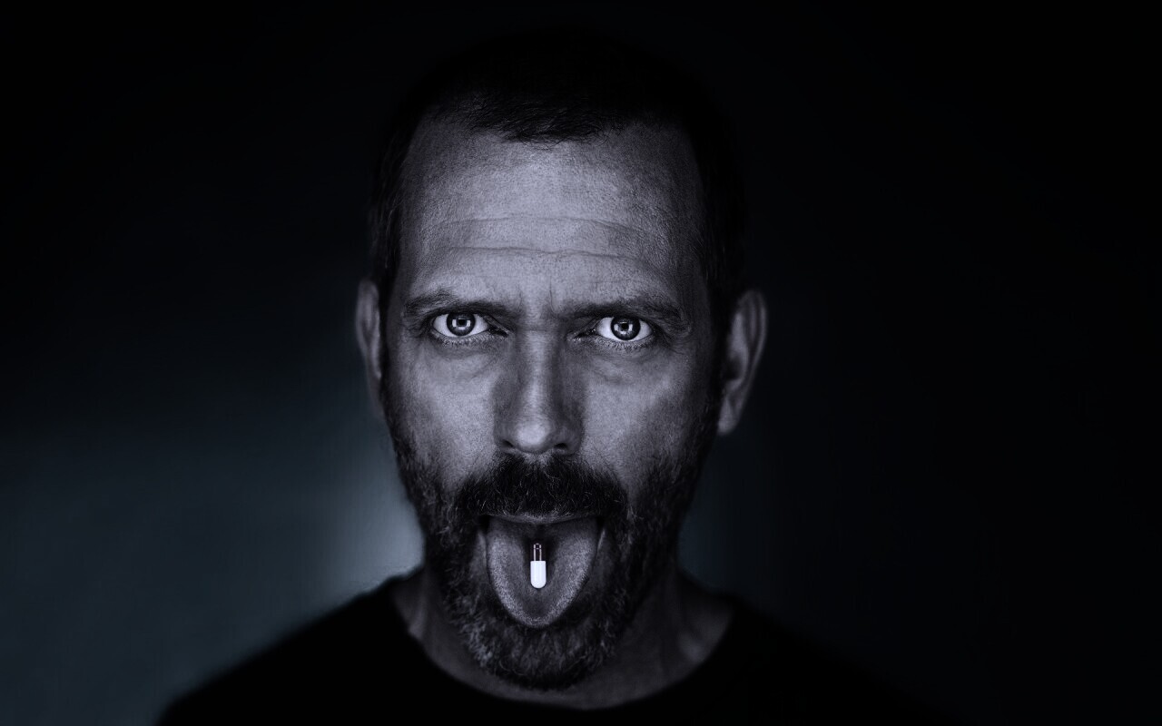 Доктор Хаус с таблеткой на языке обои