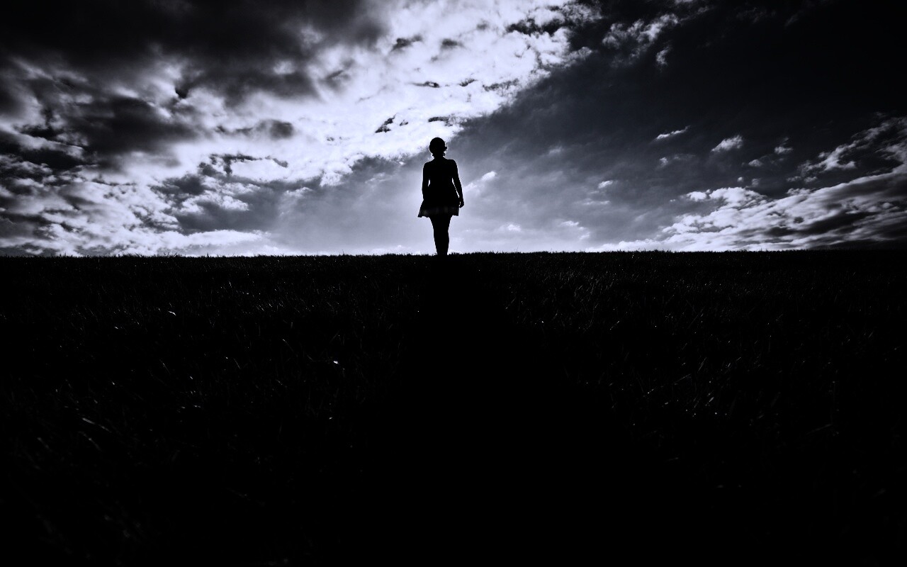 Силуэт девочки на поле обои