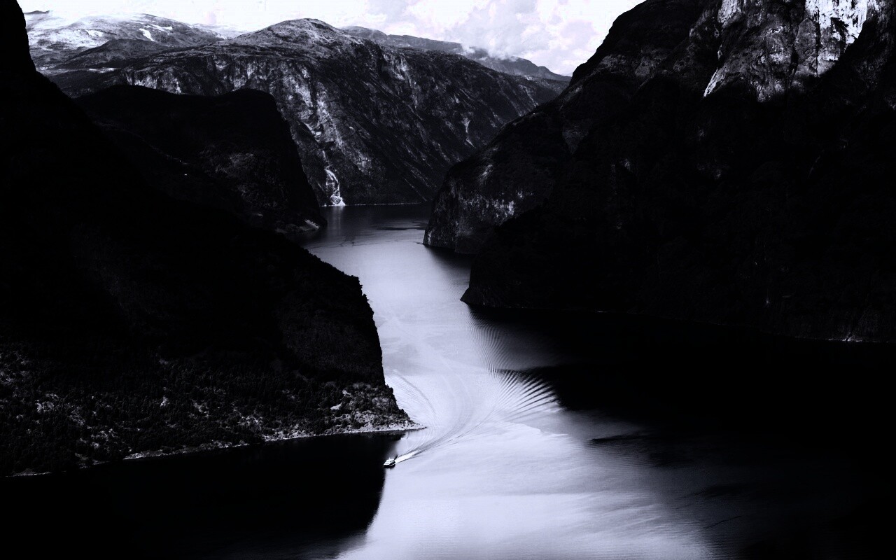 Лодка на реке среди высоких гор обои