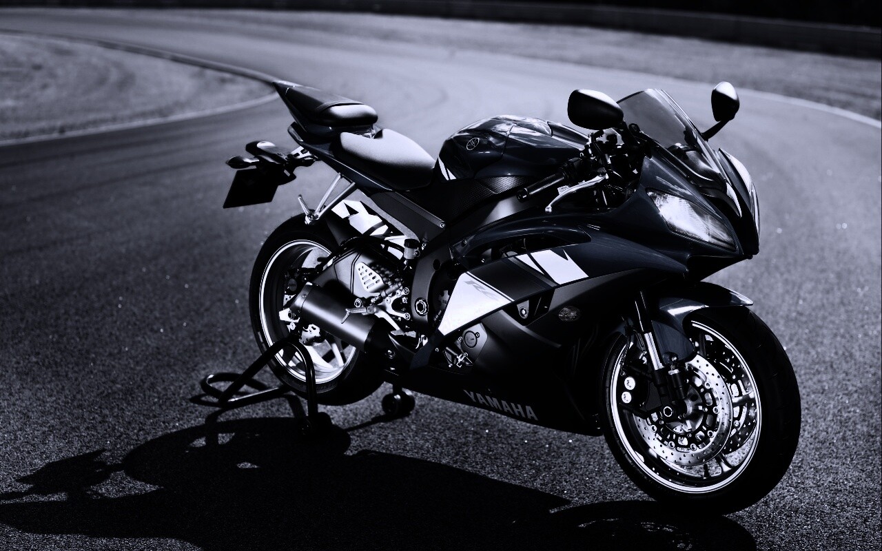 Мотоцикл Ямаха с блокиратором заднего колеса обои
