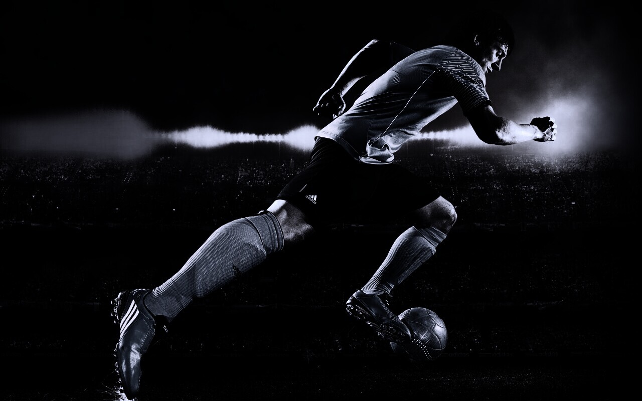 Футболист с мячом обои