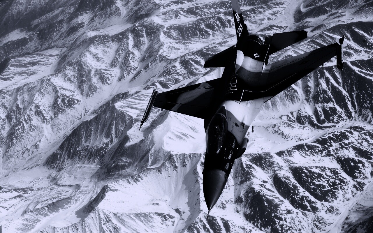 Истребитель над снежными пиками гор обои