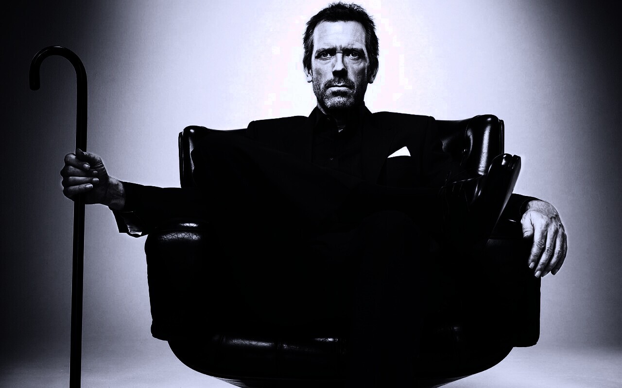 Хью Лори в кресле обои