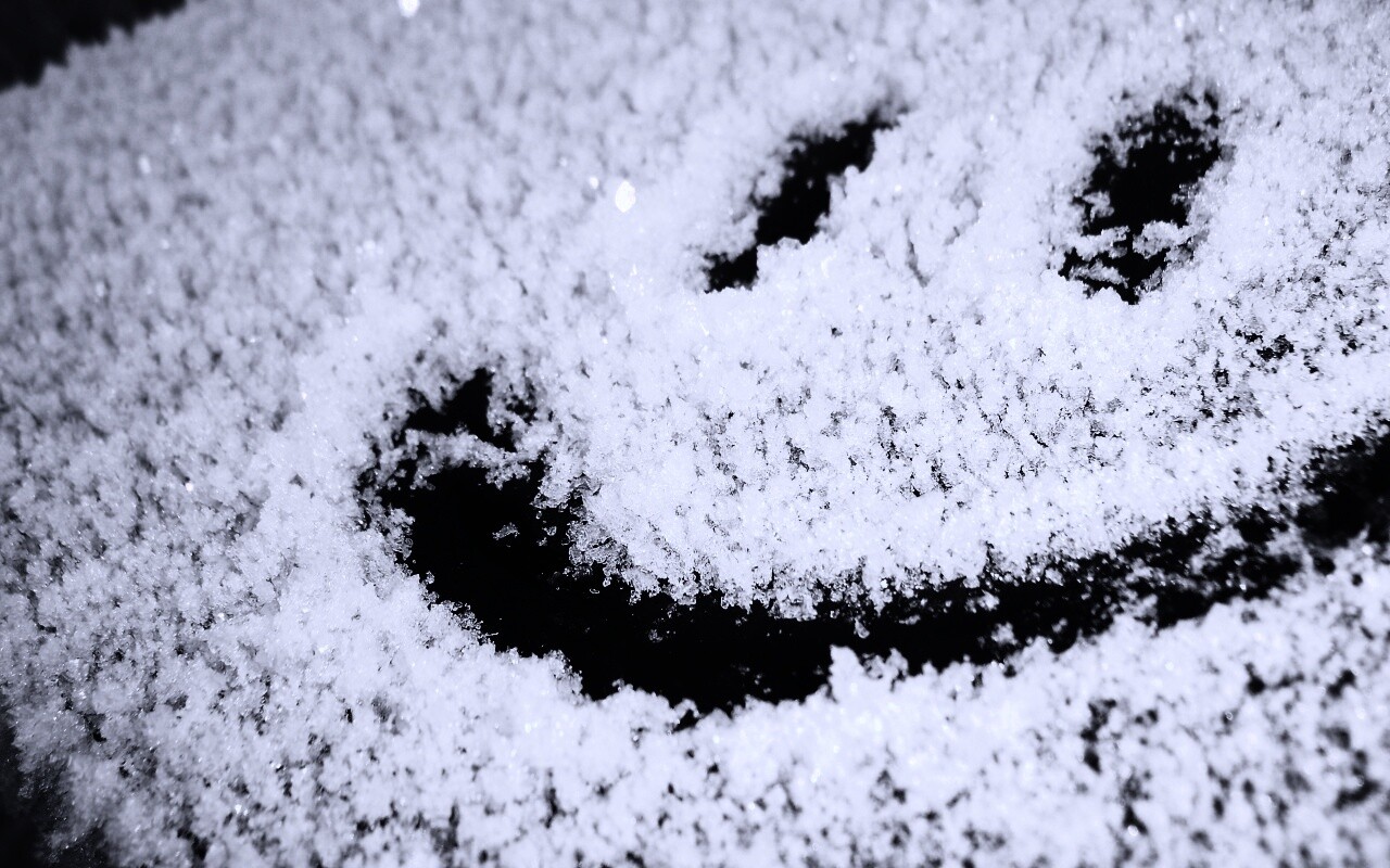 Смайлик на заснеженном стекле обои