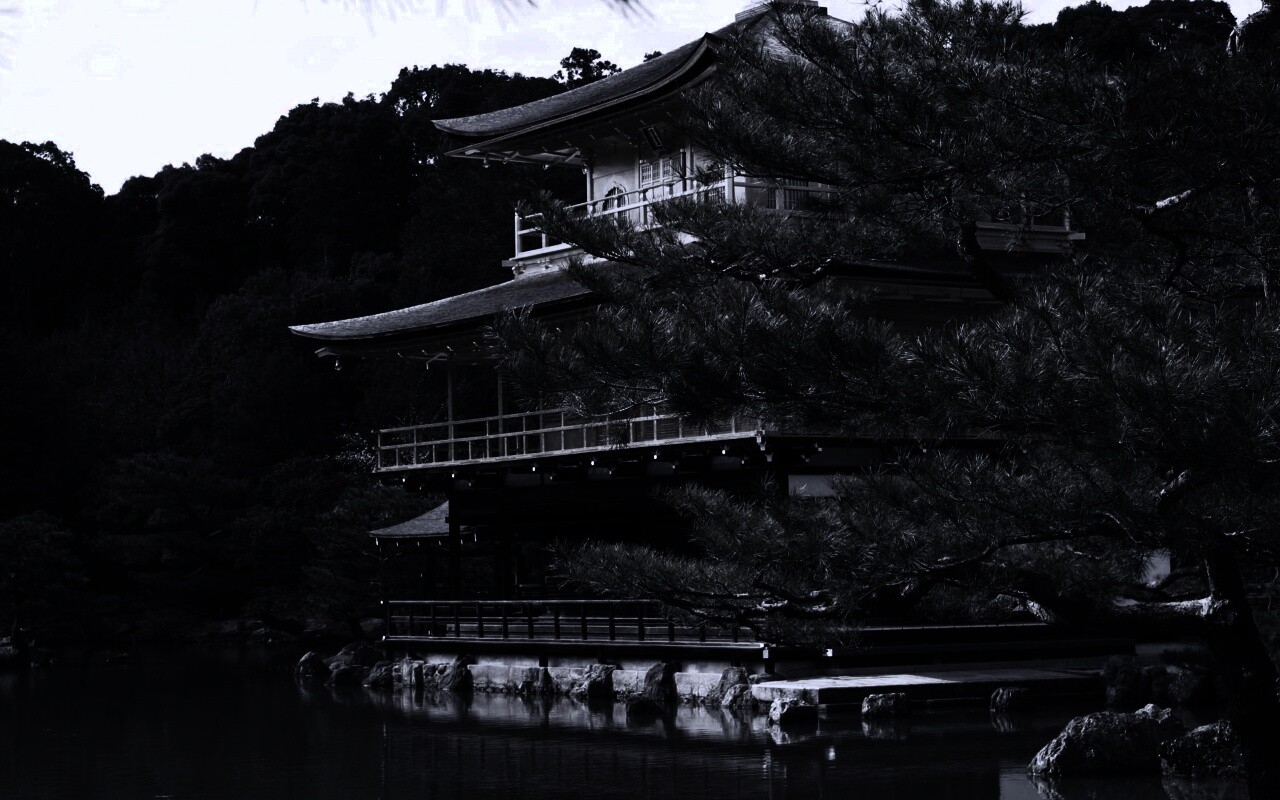 Пагода на берегу озера обои