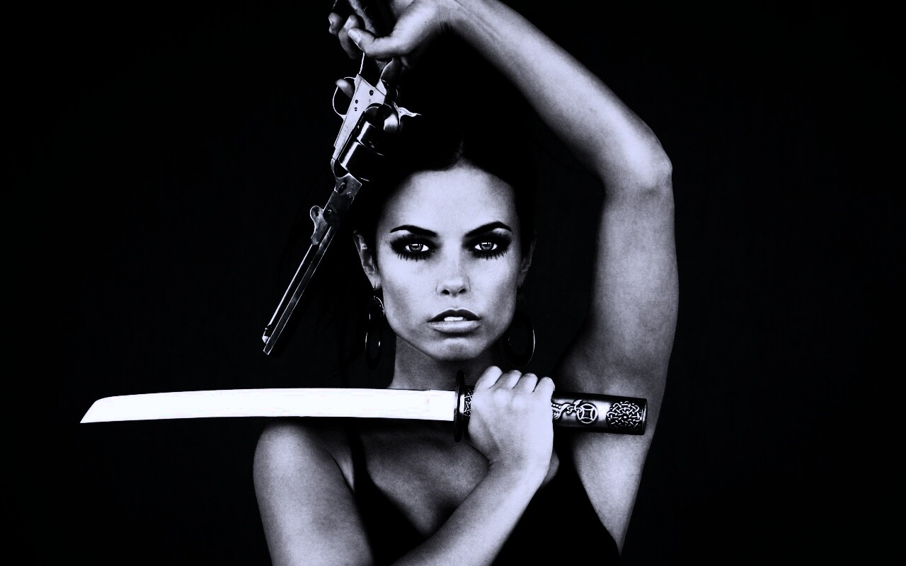 Девушка с мечом и пистолетом обои