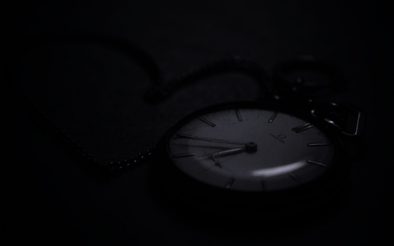 Часы на цепочке обои