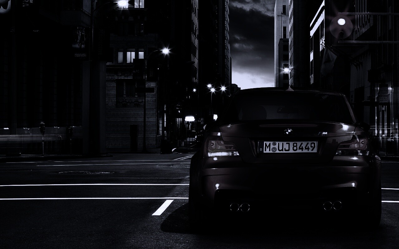 BMW M1 на улицах города обои