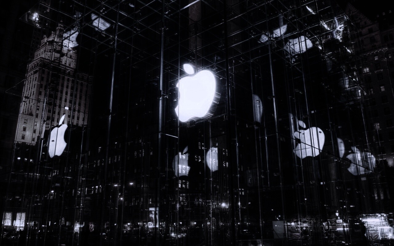 Отражение логотипа Apple в стеклянном здании обои