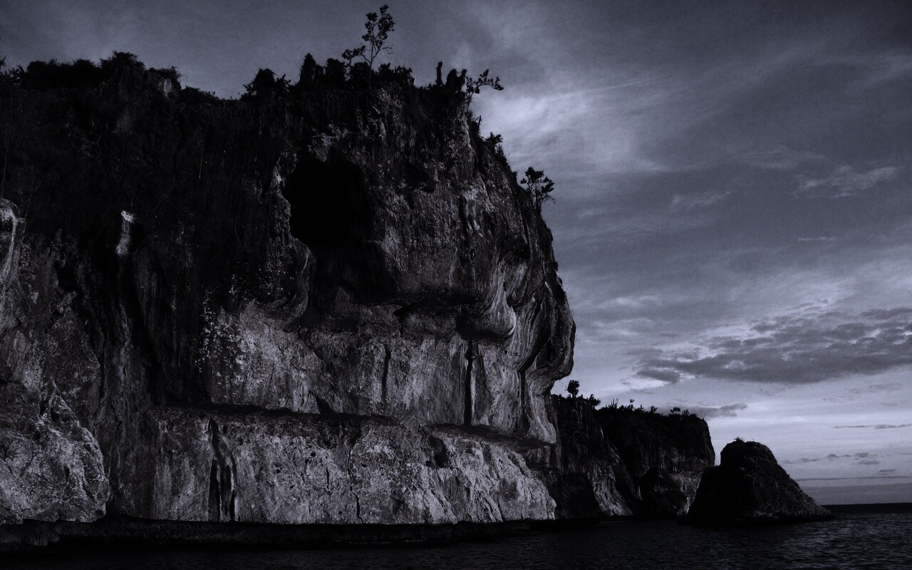 Пещера в скале над морем обои