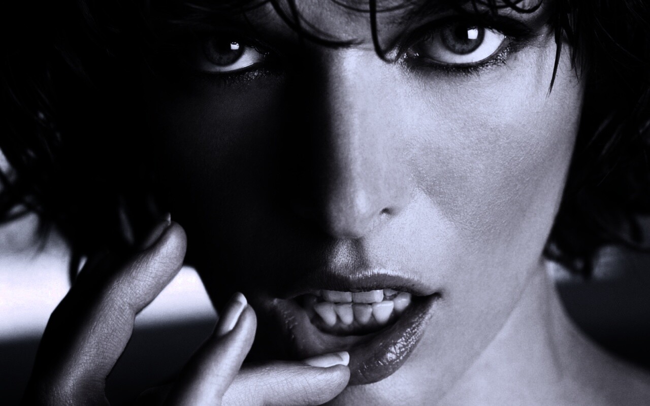 Мила Йововчи крупным планом обои