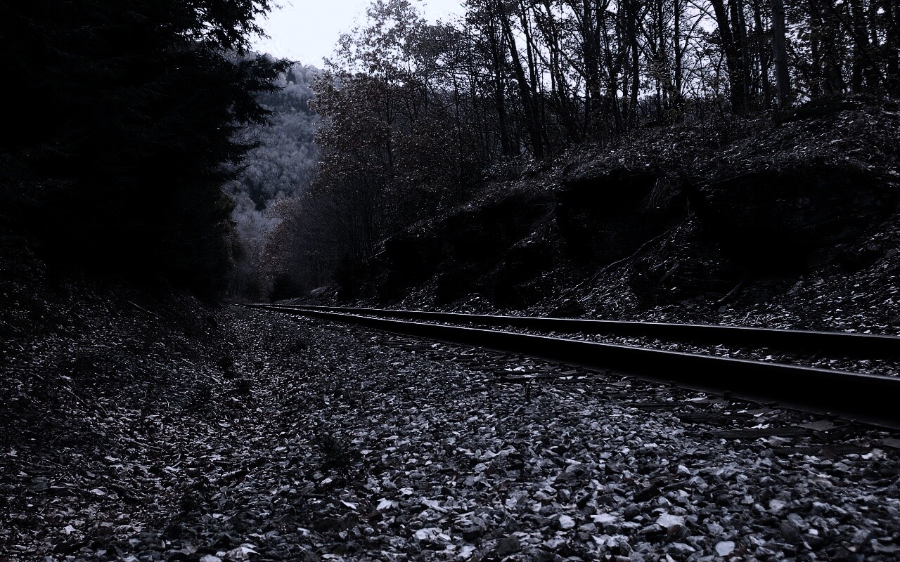 Железная дорога в скалистой местности обои