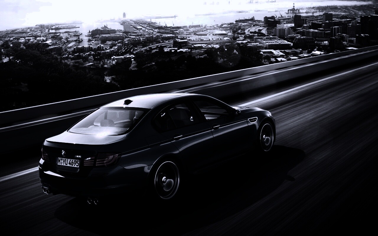 BMW F10 M5 на скоростной автостраде обои