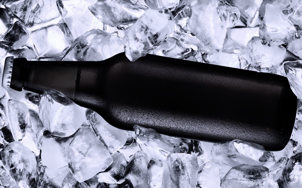 Бутылка пива во льду обои