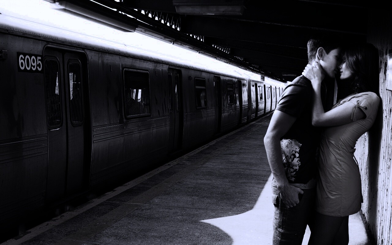 Прощание на станции метро обои