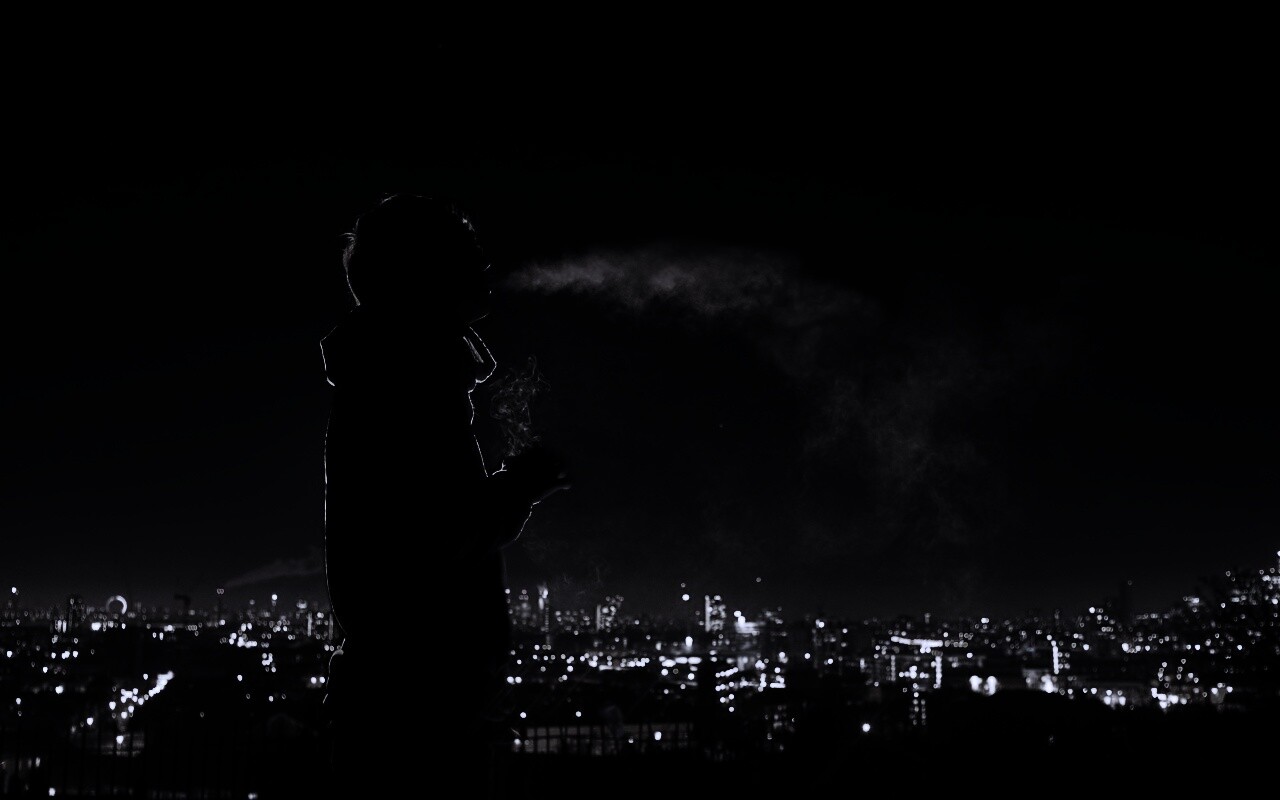 Курящий на крыше парень обои