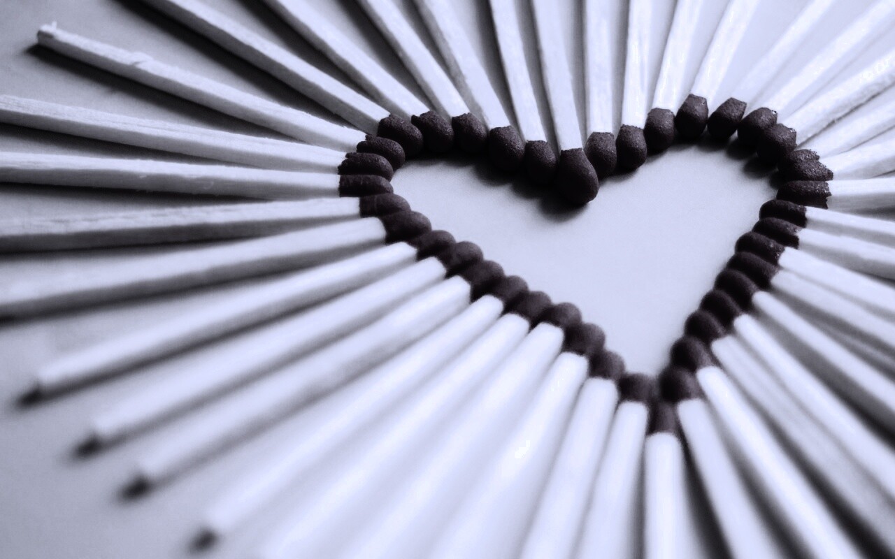 Сердечко из спичек обои