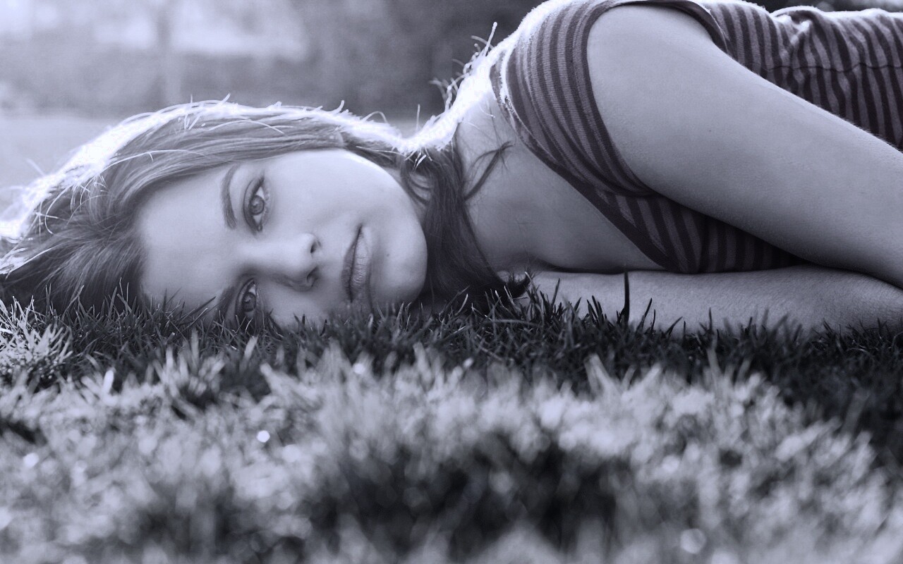 Девушка на траве обои