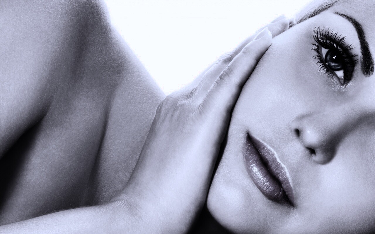 Взгляд из под ресниц обои