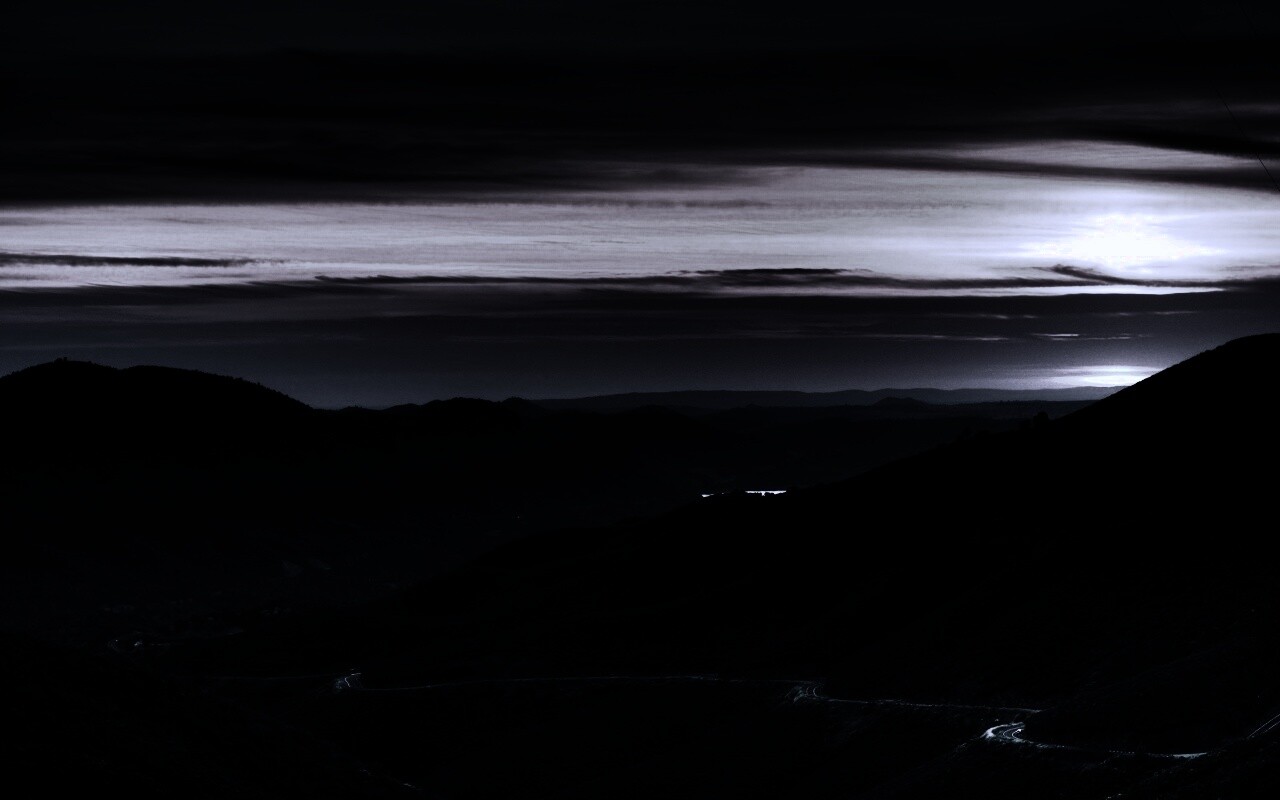 Дорога спускается с гор в долину обои