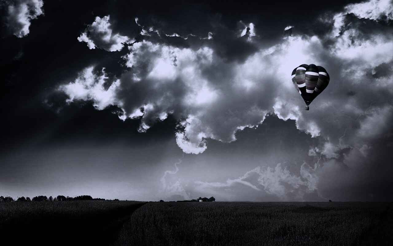 Воздушный шар над зеленым лугом обои