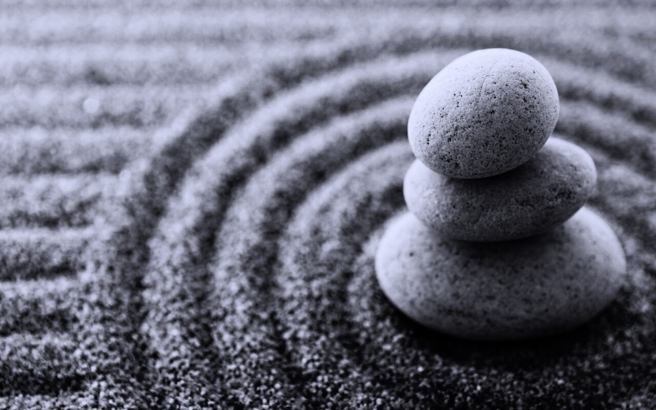 Пирамидка в саду камней обои