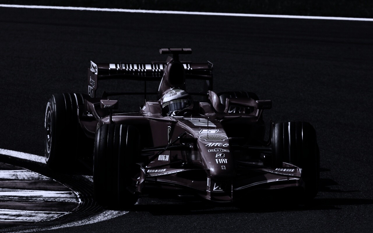 Болид Формула 1 на повороте обои